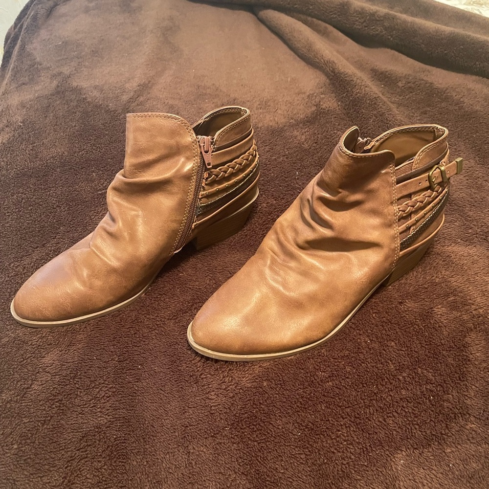 SM New York. Women’s brown ankle boots